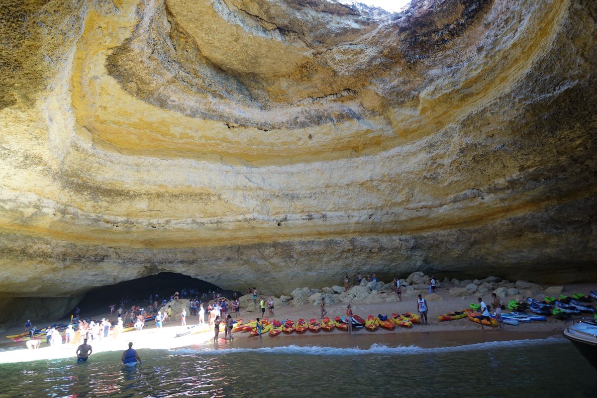 Interior da gruta de Benagil, com a abertura no teto