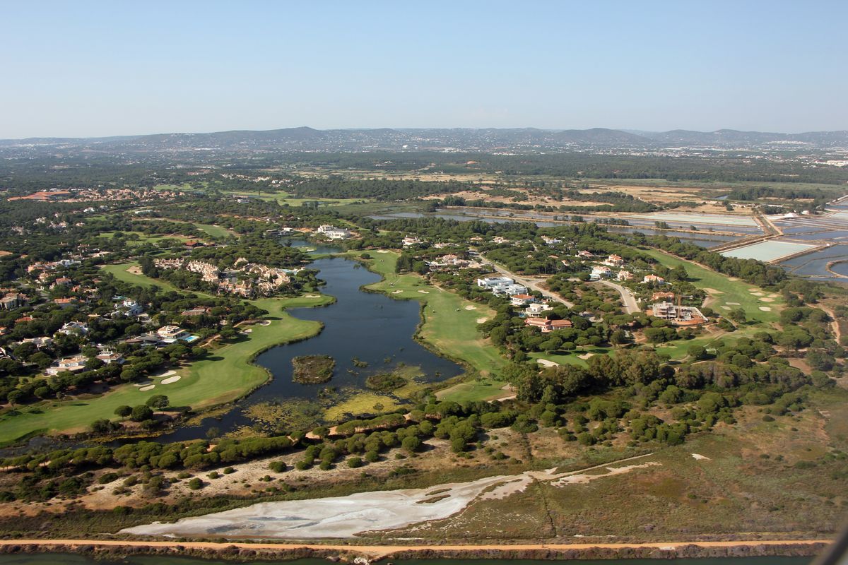 Campo de golfe algarvio visto do ar, junto à ria