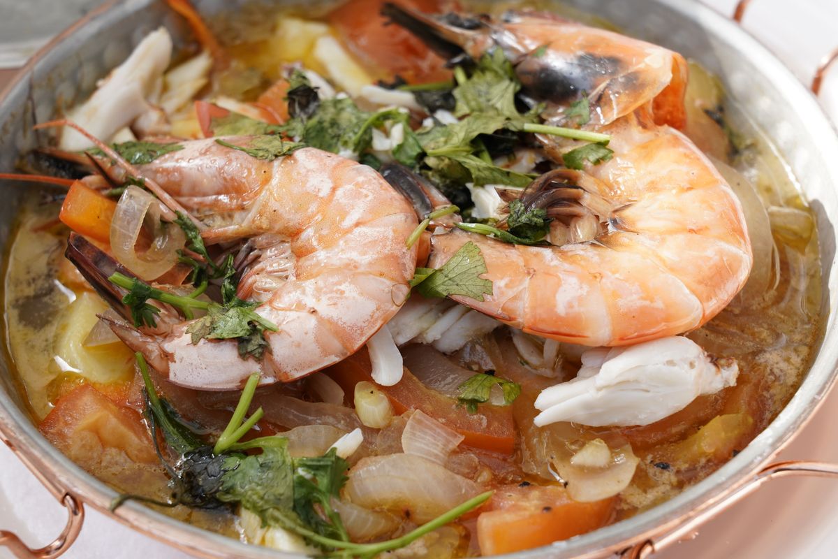 Cataplana de marisco acabada de abrir