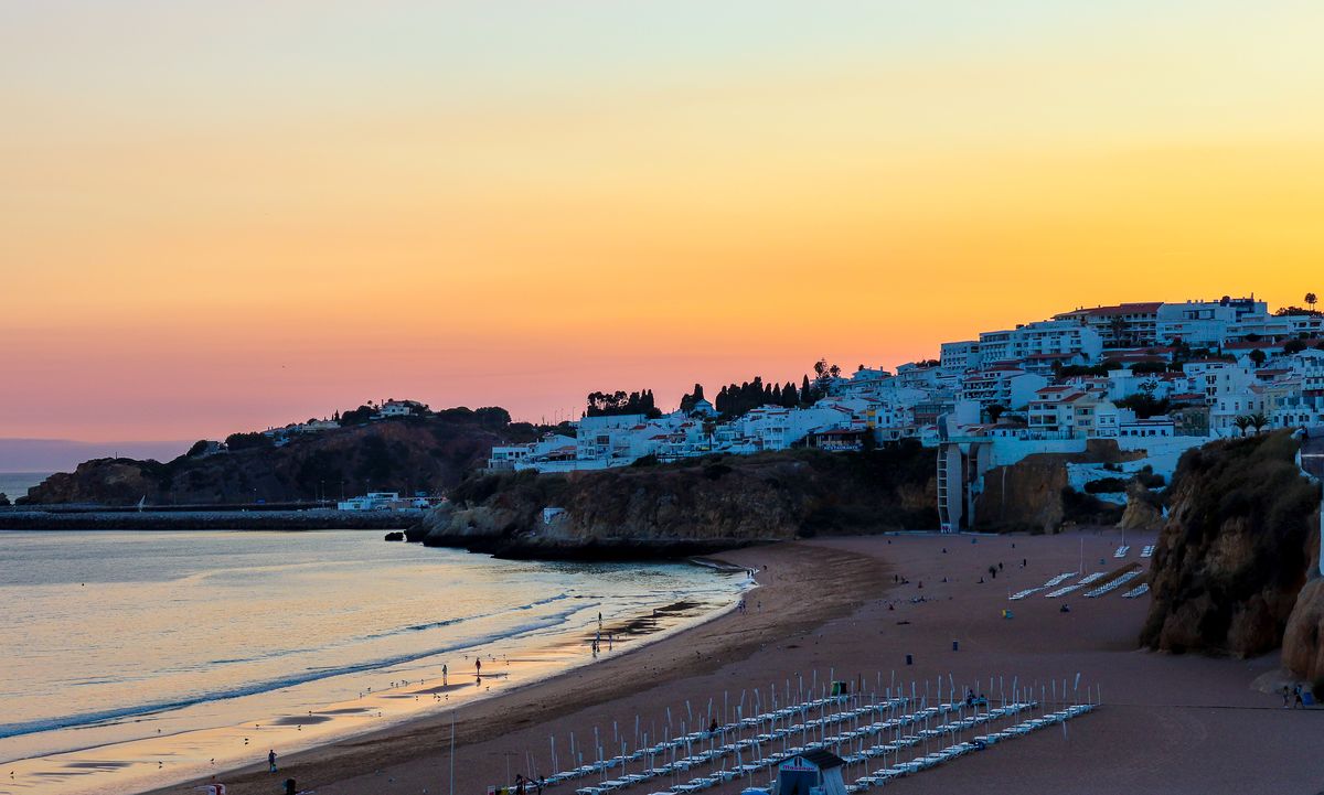 Albufeira ao anoitecer, com as luzes acesas sobre a praia