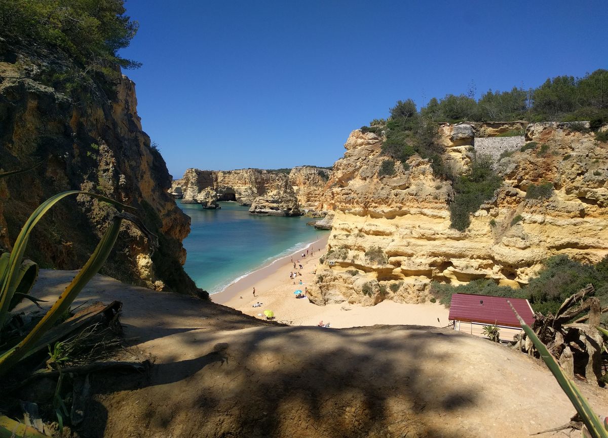 Praia da Marinha, no percurso dos Sete Vales Suspensos