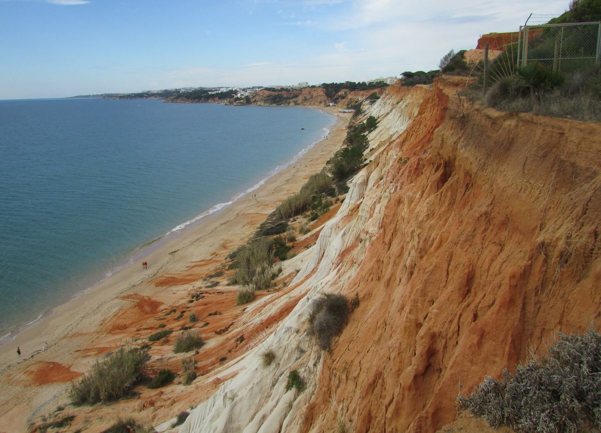 Praia da Falésia, com as arribas vermelhas sobre a areia