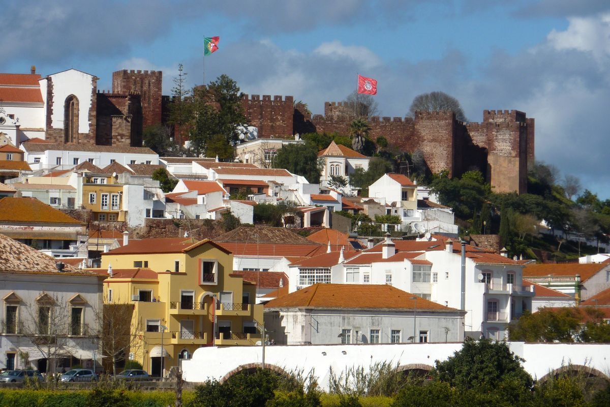 Silves, com o castelo vermelho sobre o casario