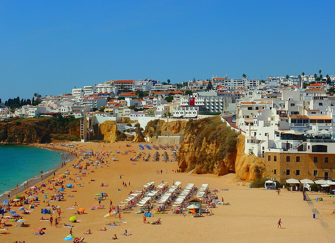 Praia dos Pescadores com a vila branca de Albufeira sobre a falésia