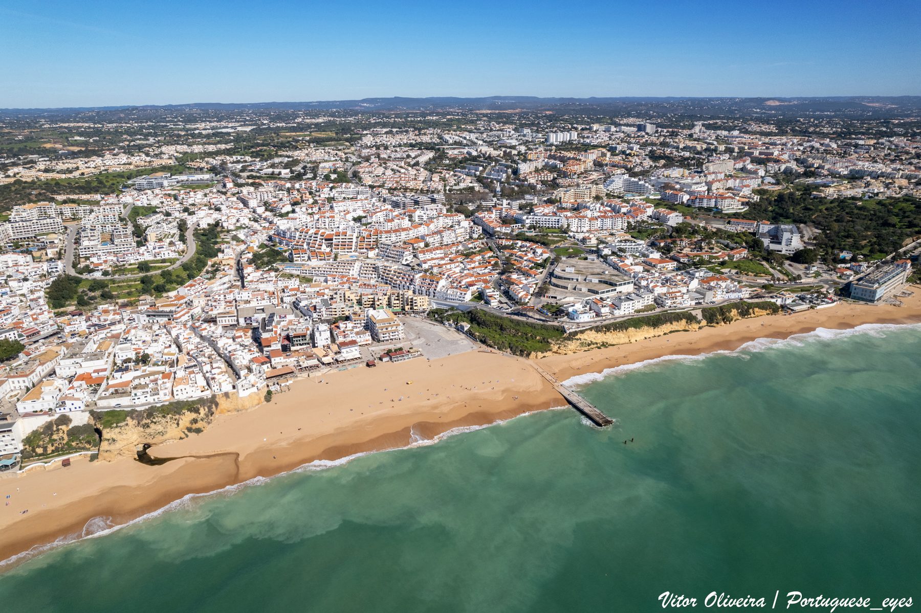 Vista aérea de Albufeira: o casario branco do centro histórico sobre a praia