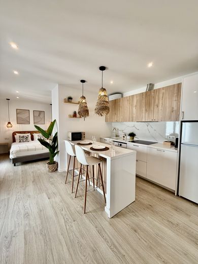 Sala e cozinha em espaço aberto