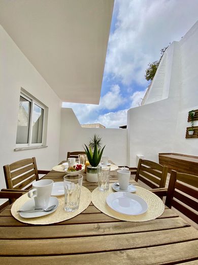 Varanda com mesa de refeições